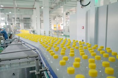 日產(chǎn)量破百萬瓶 紹興玻璃瓶飲料工廠的30人高效生產(chǎn)奇跡