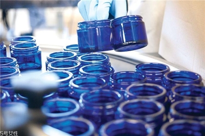 英國NYR適合誰用？Neal's Yard王牌產(chǎn)品盤點(diǎn)與玻璃瓶背后的純凈哲學(xué)